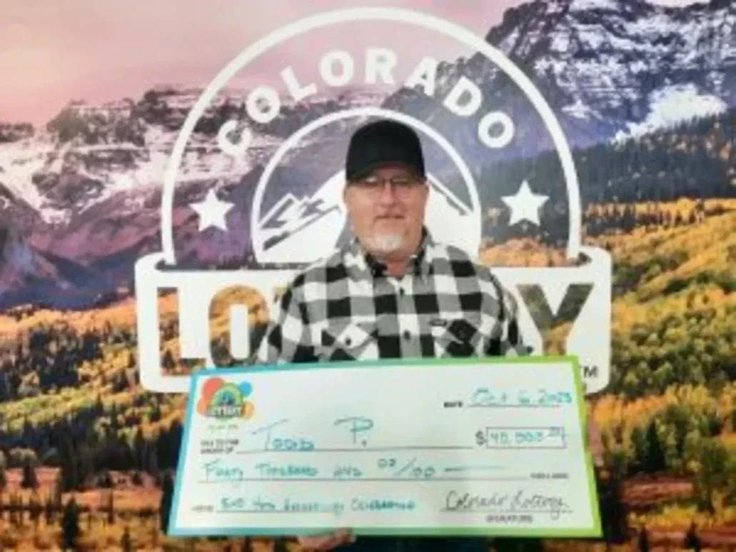 Todd P. 在40周年庆祝刮刮乐中赢得了$40,000！